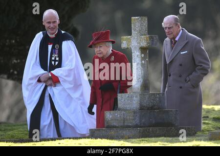 Datei-Foto vom 04/02/18 von Queen Elizabeth II. Und dem Herzog von Edinburgh mit Canon Jonathan Riviere (links), als sie während ihres Aufenthalts in Sandringham an der St. Peter and Paul Church in West Newton, Norfolk, teilnahmen. Die Queen besitzt privat das Sandringham House und sein riesiges Anwesen, das 16,000 Hektar Ackerland, 3,500 Hektar Wald und 150 Grundstücke umfasst. Philip übernahm die Gesamtverantwortung für die Verwaltung des Gutes zu Beginn der Herrschaft von QueenÕs im Jahr 1952. Er konzentrierte sich darauf, es für zukünftige Generationen zu erhalten, um sicherzustellen, dass die Erhaltung auf t war Stockfoto