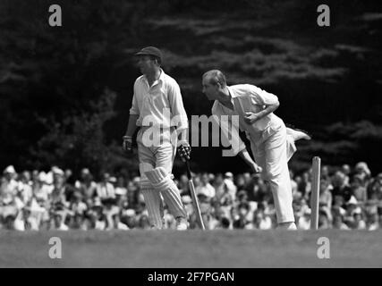 File photo dated 02/08/53 of the Duke of Edinburgh Bowling during the 12 a side Cricket match between the Duke of Edinburgh and the Duke of Norfolk. Philip war ein versierter Allround-Sportler mit einer besonderen Leidenschaft für Polo und Kutschenfahrten. Ausgabedatum: Freitag, 9. April 2021. Stockfoto