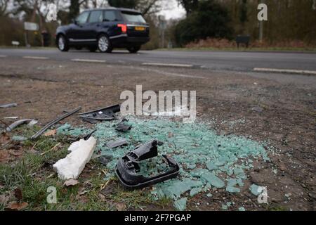 Aktenfoto vom 18/01/19 von zerbrochenem Glas und Autoteilen an der Seite der A149 in der Nähe des Sandringham Estate, wo der Herzog von Edinburgh in einen Verkehrsunfall verwickelt war. Die Queen besitzt privat das Sandringham House und sein riesiges Anwesen, das 16,000 Hektar Ackerland, 3,500 Hektar Wald und 150 Grundstücke umfasst. Philip übernahm die Gesamtverantwortung für die Verwaltung des Gutes zu Beginn der Herrschaft von QueenÕs im Jahr 1952. Er konzentrierte sich darauf, sie für zukünftige Generationen zu erhalten und sicherzustellen, dass die Erhaltung das Herzstück der Art und Weise war, wie sie betrieben wurde. Der Herzog von Edinburgh gab viel aus Stockfoto