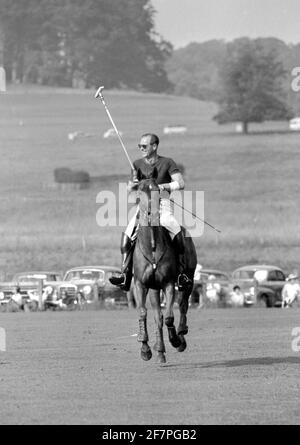 Aktenfoto vom 21/07/63 des Duke of Edinburgh, mit einem linken Arm verbunden, als er aus dem Training im Cowdray Park zurückkehrte, bevor er für Windsor Park gegen das brasilianische Team Sao Silvestre spielte. Philip war ein versierter Allround-Sportler mit einer besonderen Leidenschaft für Polo und Kutschenfahrten. Ausgabedatum: Freitag, 9. April 2021. Stockfoto