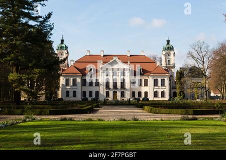 KOZLOWKA, POLEN - 31. oktober 2019: Zamoyski-Palast in Kozlowka. Rokoko- und neoklassizistische Palastanlage in Kozlowka bei Lublin, Ostpola Stockfoto