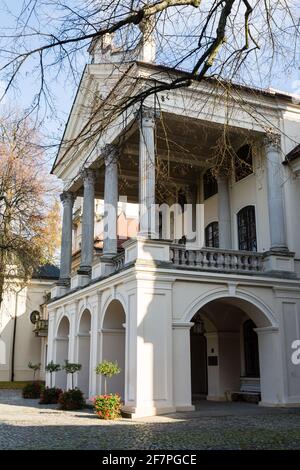 KOZLOWKA, POLEN - 31. oktober 2019: Zamoyski-Palast in Kozlowka. Rokoko- und neoklassizistische Palastanlage in Kozlowka bei Lublin, Ostpola Stockfoto