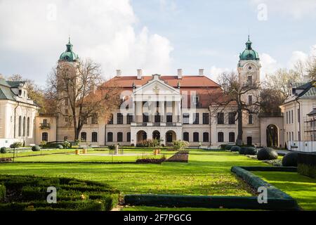 KOZLOWKA, POLEN - 31. oktober 2019: Zamoyski-Palast in Kozlowka. Rokoko- und neoklassizistische Palastanlage in Kozlowka bei Lublin, Ostpola Stockfoto