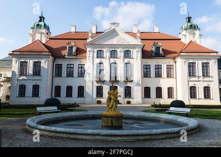 KOZLOWKA, POLEN - 31. oktober 2019: Zamoyski-Palast in Kozlowka. Rokoko- und neoklassizistische Palastanlage in Kozlowka bei Lublin, Ostpola Stockfoto