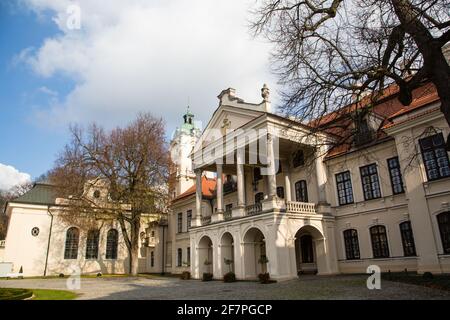 KOZLOWKA, POLEN - 31. oktober 2019: Zamoyski-Palast in Kozlowka. Rokoko- und neoklassizistische Palastanlage in Kozlowka bei Lublin, Ostpola Stockfoto