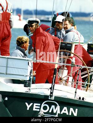 Datei-Foto vom 31/07/89 des Duke of Edinburgh, der während des Admiral Cup der Yacht Yeoman in der Sigma 38 Flotte in Cowes half. Philip war ein versierter Allround-Sportler mit einer besonderen Leidenschaft für Polo und Kutschenfahrten. Ausgabedatum: Freitag, 9. April 2021. Stockfoto