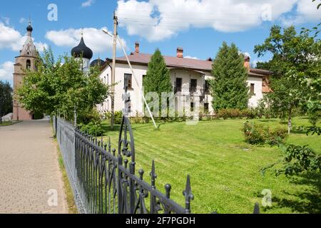 Blick auf das zweistöckige Steinabtgebäude (1530) mit brüderlichem Refektorium, Küche und Zellen. Kloster Der Heiligen Dormition, Staritsa, Region Tver. Stockfoto