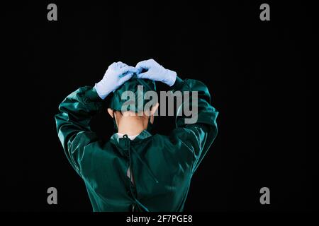 Eine junge Chirurgin trug eine Operationskappe Stockfoto
