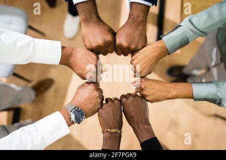 Afrikanisches Team. Faustbump Mit Vielen Händen Stockfoto