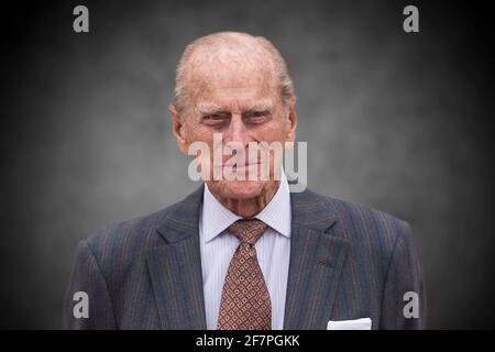 FILE PHOTO: PHOTO COMPOSITION: Er war 99 Jahre alt Prinz Philip, der Ehemann der Königin ist tot. Archivfoto; Prinz Philip Empfang der britischen Königin und des Herzogs von Edinburgh zum Staatsbankett des Bundespräsidenten am 24. Juni 2015 im Bellevue Palace in Berlin. Staatsbesuch der Königin des Vereinigten Königreichs von Großbritannien und Nordirland in Deutschland 2015. Credit: dpa picture Alliance/Alamy Live News Credit: dpa picture Alliance/Alamy Live News Stockfoto