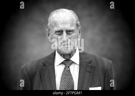 FILE PHOTO: PHOTO COMPOSITION: Er war 99 Jahre alt Prinz Philip, der Ehemann der Königin ist tot. Archivfoto; Prinz Philip Empfang der britischen Königin und des Herzogs von Edinburgh zum Staatsbankett des Bundespräsidenten am 24. Juni 2015 im Bellevue Palace in Berlin. Staatsbesuch der Königin des Vereinigten Königreichs von Großbritannien und Nordirland in Deutschland 2015. Credit: dpa picture Alliance/Alamy Live News Credit: dpa picture Alliance/Alamy Live News Stockfoto