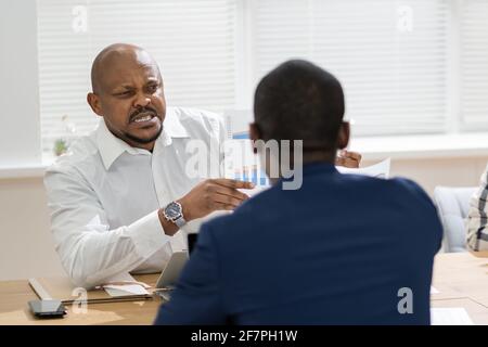 Afrikanischer Boss Schreit Am Arbeitsplatz. Konflikt Und Stress Im Büro Stockfoto