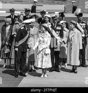 Königin Elizabeth II. Und Prinz Philipare werden von König Gustaf VI. Adolf und Königin Louise (Dame Louise Mountbatten) bei der Begrüßungszeremonie bei ihrer Ankunft in Skeppsbron in Stockholm am 8. Juni 1956 begrüßt. Königin Elizabeth ist in Schweden, um die Olympischen Reitspiele in Stockholm aufgrund der strengen Quarantäneregelungen in Australien zu eröffnen. Foto: Pressens Bild / TT / Code: 190 Stockfoto