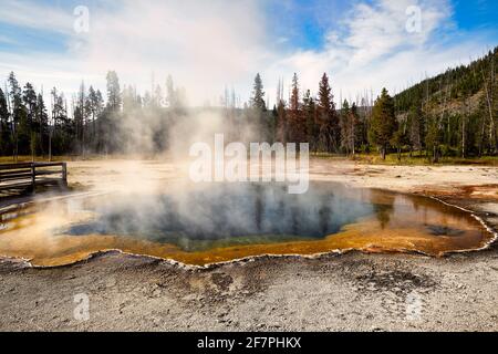 Becken Mit Schwarzem Sand. Emerald Pool im Yellowstone National Park. Wyoming. USA. Stockfoto