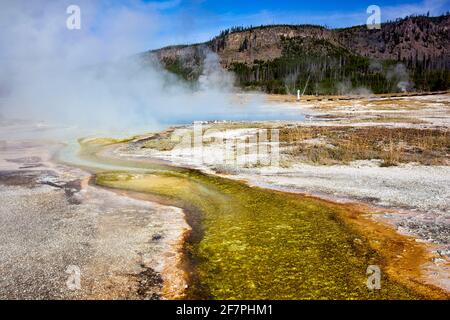 Becken Mit Schwarzem Sand. Sapphire Pool im Yellowstone National Park. Wyoming. USA. Stockfoto