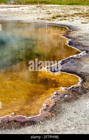 Becken Mit Schwarzem Sand. Emerald Pool im Yellowstone National Park. Wyoming. USA. Stockfoto