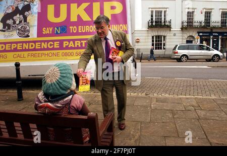 UKIPS ROGER KNAPMAN IN TOTNES, DEVON,25. APRIL 2005 TOM PILSTON Stockfoto