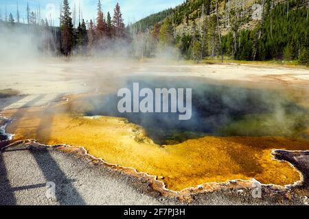 Becken Mit Schwarzem Sand. Emerald Pool im Yellowstone National Park. Wyoming. USA. Stockfoto