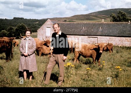 Datei-Foto vom 01/09/72 von Königin Elizabeth II. Und dem Herzog von Edinburgh bei einem Besuch auf einer Farm auf ihrem Balmoral-Anwesen, um ihren Silberhochzeit-Jahrestag zu feiern. Er war der Ehemann der Königin und der Patriarch der königlichen Familie, aber wofür wird man sich an den Herzog von Edinburgh erinnern? Ausgabedatum: Freitag, 4. April 2021. Stockfoto