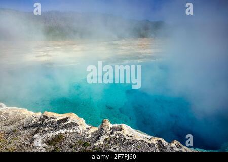 Becken Mit Schwarzem Sand. Sapphire Pool im Yellowstone National Park. Wyoming. USA. Stockfoto