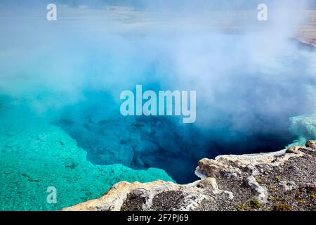 Becken Mit Schwarzem Sand. Sapphire Pool im Yellowstone National Park. Wyoming. USA. Stockfoto