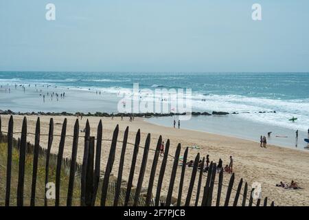 Blick über einen riesigen Strand an der französischen Atlantikküste in der Nähe von Montalivet. Stockfoto