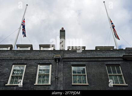 Die Union Flags fliegen am Halbmast in der Downing Street, London, nach der Ankündigung des Todes des Duke of Edinburgh, der im Alter von 99 Jahren gestorben ist. Bilddatum: Freitag, 9. April 2021. Stockfoto