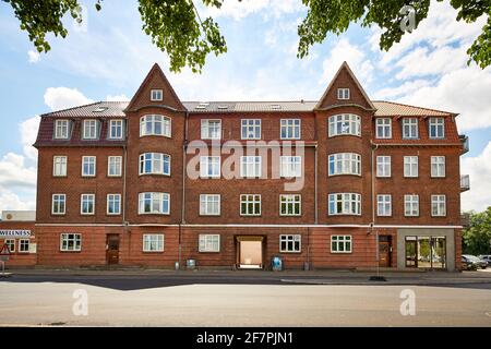 Altes Ziegelgebäude mit kleinen Wohnungen Stockfoto