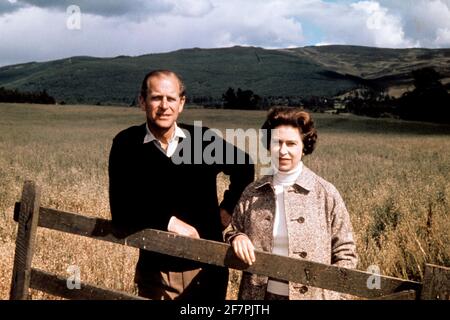 Datei-Foto vom 01/09/72 von Königin Elizabeth II. Und dem Herzog von Edinburgh in Balmoral zur Feier ihres Silberhochzeit-Jubiläums. Balmoral in den Highlands, einer der beliebtesten Orte der Königsfamilie, hielt viele Erinnerungen für den Herzog von Edinburgh. Die Königin war einst angeblich nie glücklicher als damals bei Balmoral, auch Philip liebte das Leben im Freien, das gleichbedeutend mit ihrer jährlichen Pause war, die von Ende Juli bis Oktober reichte. Ausgabedatum: Freitag, 4. April 2021. Stockfoto