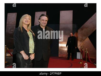 Prominente Gäste kommen für die Aufnahme der zweiten Serie Von Hells Kitchen...Helen Lederer und Tony Slattery pic David Sandison 17/4/2005 Stockfoto