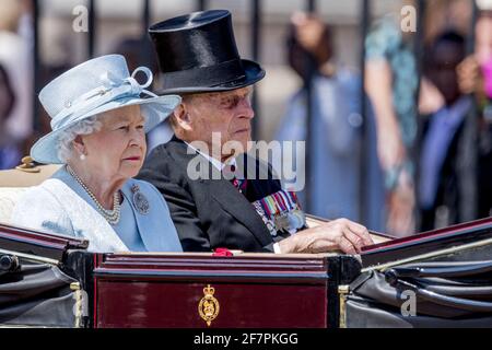 Buckingham Palace hat bekannt gegeben, dass Prinz Philip, der Herzog von Edinburgh, im Alter von 99 Jahren verstorben ist - AKTE - Britische Königsfamilie bei Trooping the Color Queen Elizabeth, der Prinz von Wales Charles, die Herzogin von Cornwall Camilla, der Herzog und die Herzogin von Cambridge, Prinz George, Prinzessin Charlotte, Prinz Andrew und Prinzessin Anne bei der jährlichen Trooping die Farbe ist zu Ehren des offiziellen Geburtstages der Königinnen in London, Großbritannien am 17. Juni 2017. Foto von Robin Utrecht/ABACAPRESS./Alamy Live News Stockfoto