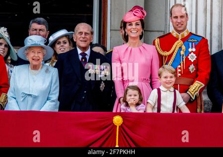 Buckingham Palace hat bekannt gegeben, dass Prinz Philip, der Herzog von Edinburgh, im Alter von 99 Jahren verstorben ist - AKTE - Britische Königsfamilie bei Trooping the Color Queen Elizabeth, der Prinz von Wales Charles, die Herzogin von Cornwall Camilla, der Herzog und die Herzogin von Cambridge, Prinz George, Prinzessin Charlotte, Prinz Andrew und Prinzessin Anne bei der jährlichen Trooping die Farbe ist zu Ehren des offiziellen Geburtstages der Königinnen in London, Großbritannien am 17. Juni 2017. Foto von Robin Utrecht/ABACAPRESS./Alamy Live News Stockfoto