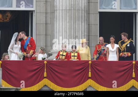 Buckingham Palace hat bekannt gegeben, dass Prinz Philip, der Herzog von Edinburgh, im Alter von 99 Jahren verstorben ist - AKTE - Prinz William und seine Braut Prinzessin Catherine erscheinen auf dem Balkon des Buckingham Palace zusammen mit Königin Elizabeth, Prinz Philip, Prinz Harry, Pippa Middleton und James Middleton nach ihrer Hochzeitszeremonie am 29. April 2011 in London, Großbritannien. Foto von Mousse/ABACAPRESS./Alamy Live News Stockfoto