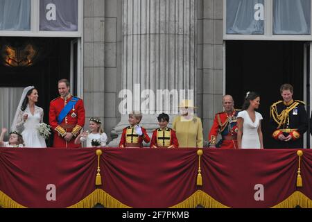 Buckingham Palace hat bekannt gegeben, dass Prinz Philip, der Herzog von Edinburgh, im Alter von 99 Jahren verstorben ist - AKTE - Prinz William und seine Braut Prinzessin Catherine erscheinen auf dem Balkon des Buckingham Palace zusammen mit Königin Elizabeth, Prinz Philip, Charles Prince of Wales, Camilla Herzogin von Cornwall, Prinz Harry, Pippa Middleton und James Middleton nach ihrer Hochzeitszeremonie am 29. April 2011 in London, Großbritannien. Foto von Christophe Guibbaud/ABACAPRESS./Alamy Live News Stockfoto