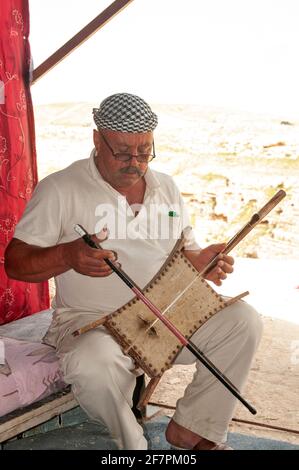 Der Rebab oder Rabab ist der Name mehrerer verwandter Streichinstrumente, die sich über islamische Handelsrouten über einen Großteil Nordafrikas, Südost, verbreiteten Stockfoto