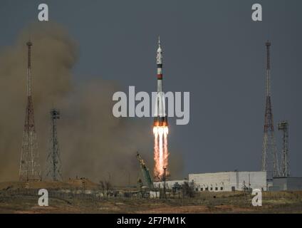 Baikonur, Kasachstan. April 2021. Die Sojus MS-18-Rakete wird mit dem NASA-Astronauten Mark Vande Hei der Expedition 65 mit den Kosmonauten Pjotr Dubrov und Oleg Novitskiy am Freitag, dem 9. April 2021, im Kosmodrom Baikonur in Kasachstan gestartet. NASA Foto von Bill Ingalls/UPI Quelle: UPI/Alamy Live News Stockfoto