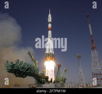 Baikonur, Kasachstan. April 2021. Die Sojus MS-18-Rakete wird mit dem NASA-Astronauten Mark Vande Hei der Expedition 65 mit den Kosmonauten Pjotr Dubrov und Oleg Novitskiy am Freitag, dem 9. April 2021, im Kosmodrom Baikonur in Kasachstan gestartet. NASA Foto von Bill Ingalls/UPI Quelle: UPI/Alamy Live News Stockfoto