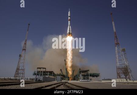 Baikonur, Kasachstan. April 2021. Die Sojus MS-18-Rakete wird mit dem NASA-Astronauten Mark Vande Hei der Expedition 65 mit den Kosmonauten Pjotr Dubrov und Oleg Novitskiy am Freitag, dem 9. April 2021, im Kosmodrom Baikonur in Kasachstan gestartet. NASA Foto von Bill Ingalls/UPI Quelle: UPI/Alamy Live News Stockfoto