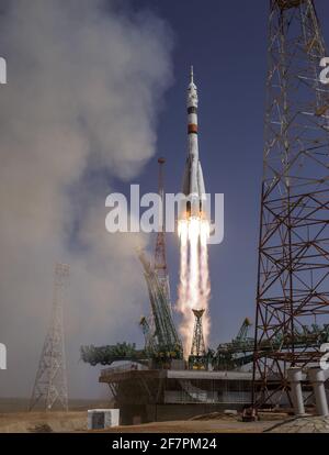 Baikonur, Kasachstan. April 2021. Die Sojus MS-18-Rakete wird mit dem NASA-Astronauten Mark Vande Hei der Expedition 65 mit den Kosmonauten Pjotr Dubrov und Oleg Novitskiy am Freitag, dem 9. April 2021, im Kosmodrom Baikonur in Kasachstan gestartet. NASA Foto von Bill Ingalls/UPI Quelle: UPI/Alamy Live News Stockfoto