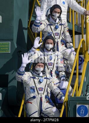 Baikonur, Kasachstan. April 2021. Expedition 65 der russische Kosmonaut Pyotr Dubrov, oben, der NASA-Astronaut Mark Vande Hei, der mittlere und der russische Kosmonaut Oleg Novitskiy winken Abschied vom Start der Sojus MS-18-Sonde am Freitag, den 9. April 2021 im Kosmodrom Baikonur in Kasachstan. Der Start der Sojus-Rakete wird das Trio auf eine Mission zur Internationalen Raumstation schicken. NASA Foto von Bill Ingalls/UPI Quelle: UPI/Alamy Live News Stockfoto