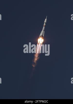 Baikonur, Kasachstan. April 2021. Die Sojus MS-18-Rakete wird mit dem NASA-Astronauten Mark Vande Hei der Expedition 65 mit den Kosmonauten Pjotr Dubrov und Oleg Novitskiy am Freitag, dem 9. April 2021, im Kosmodrom Baikonur in Kasachstan gestartet. NASA Foto von Bill Ingalls/UPI Quelle: UPI/Alamy Live News Stockfoto