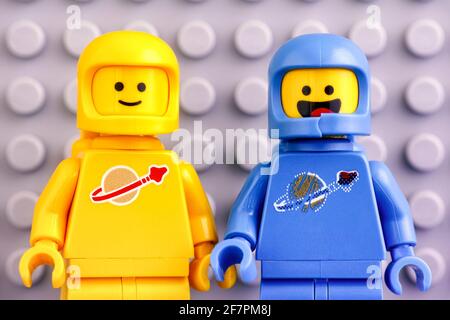 Tambow, Russische Föderation - 04. Juni 2020 zwei Minifiguren des LEGO Movie 2 Astronauten - Benny und Kenny, vor grauem Grundplattenhintergrund. Stockfoto