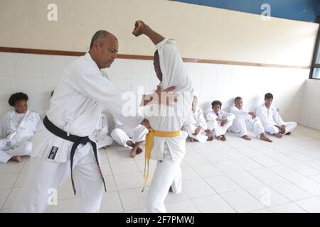 salvador, bahia / brasilien - 8. november 2018: Öffentliche Schüler aus Bairro da Paz in Salvador werden beim Karate-Üben auf dem Schulfeld gesehen. * Stockfoto