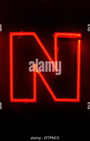 Rot glühender Neonbuchstabe N in der Nacht Stockfoto