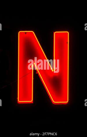 Rot glühender Neonbuchstabe N in der Nacht Stockfoto