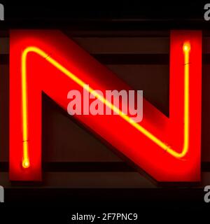 Rot glühender Neonbuchstabe N in der Nacht Stockfoto