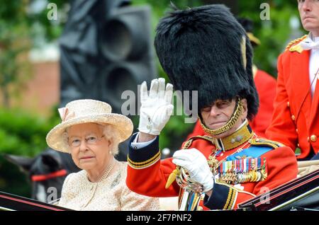 The Mall, London, Großbritannien. Juni 2015. Prinz Philip, Herzog von Edinburgh, abgebildet bei der Zeremonie der Farbtrooping mit der Königin im Jahr 2015, dem vorletzten Jahr in Militäruniform. Der Prinz erschien 2016 wieder in Uniform, dann 2017 in einem Anzug – sein letztes Jahr bei der Zeremonie Stockfoto