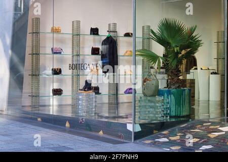 TOKIO, JAPAN - 3. März 2021: Vor einem Bottega Veneta-Laden in Tokyos Omotesando-Gegend. Das Gebäude war früher Tod's Omotesando Store. Stockfoto