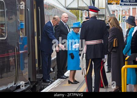 DATEI-FOTO Dorchester, Dorset, UK. 27. Oktober 2016. Ihre Majestät die Königin kommt in Dorchester im königlichen Zug an, begleitet von Prinz Philip, Charles Prince of Wales und Camilla Duchess of Cornwall. Danach ging es weiter nach Poundbury, wo die Königin eine Statue der Queen Mother enthüllen wird, die in Bronze gegossen wurde, 9'6' hoch, modelliert von Philip Jackson. Prinz Philip, Herzog von Edinburgh, starb am 9. April 2021 im Alter von 99 Jahren. Quelle: Carolyn Jenkins/Alamy Live News Stockfoto