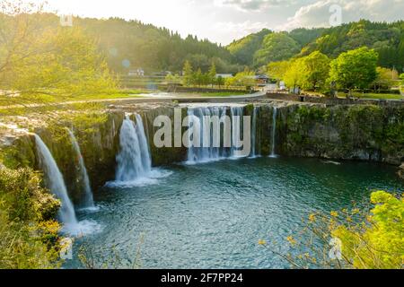 Foto des nationalen Wasserfalls von Harajiri an einem sonnigen Nachmittag in Bungoono, Oita Ken, Kyushu, Japan Stockfoto